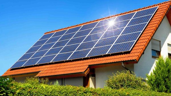 Can solar panels of different brands be combined in the same installation?