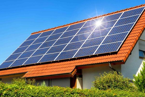 ¿Se pueden combinar paneles solares de distintas marcas en una misma instalación?