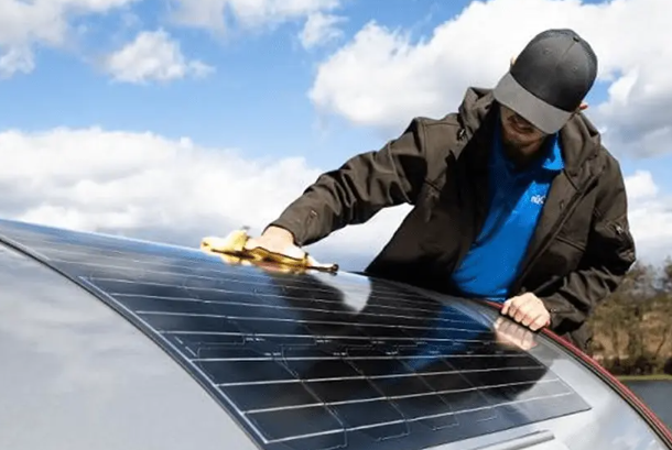 Panel solar flexible adhesivo