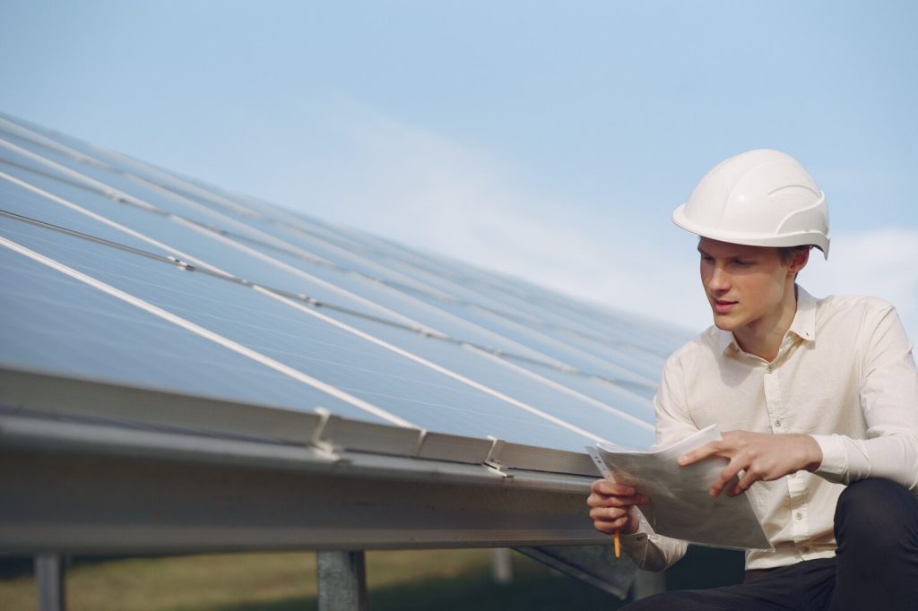 revisión y mantenimiento de paneles aolres - ingeniero comprobando el estado de paneles solares