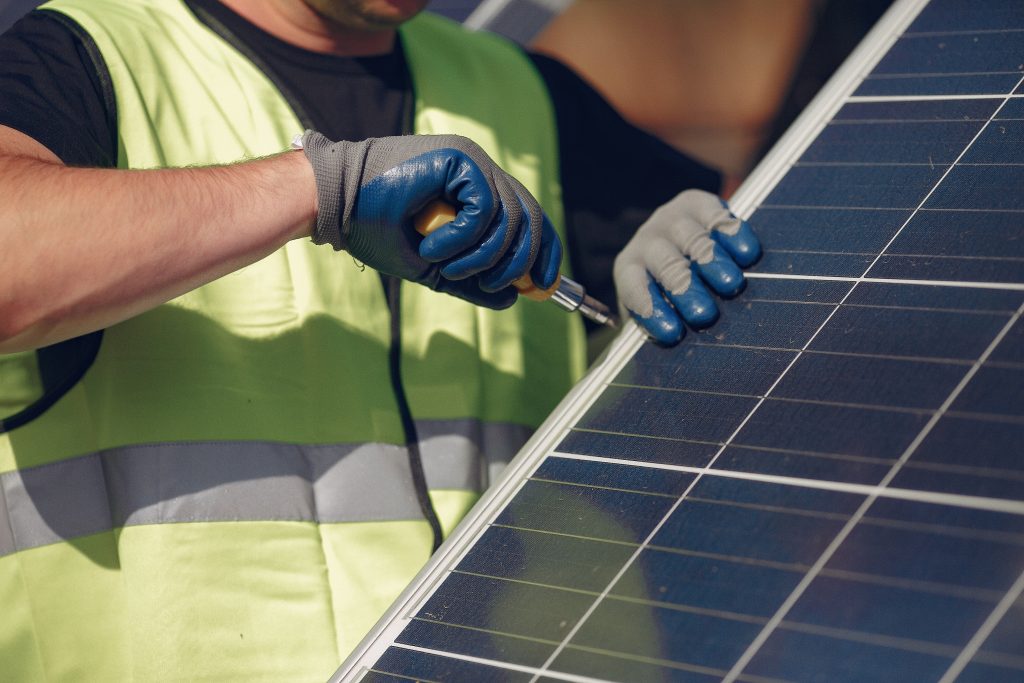 Reparación y mantenimiento de paneles solares realizado por operarios especializados