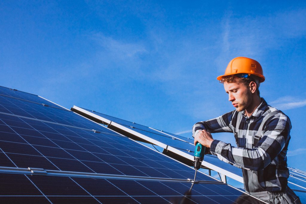 Mantenimiento de paneles solares y ampliación de instalaciones por parte de expertos